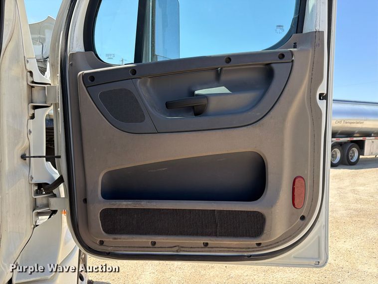 image for item EX4495 2015 Freightliner Cascadia semi truck