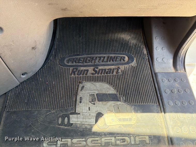 image for item EX4495 2015 Freightliner Cascadia semi truck