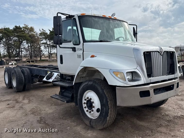 image for item FB6726 2007 International 7400 truck cab and chassis