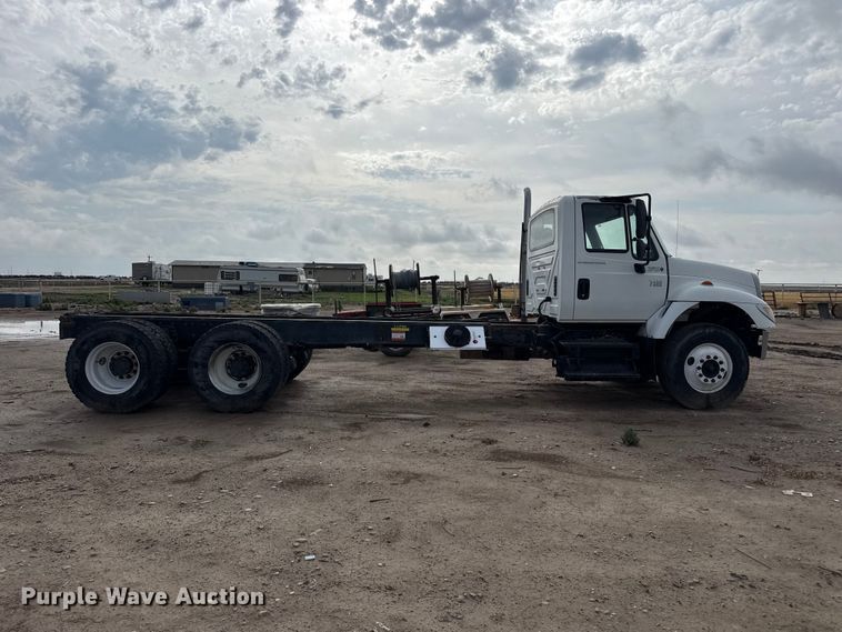 image for item FB6726 2007 International 7400 truck cab and chassis