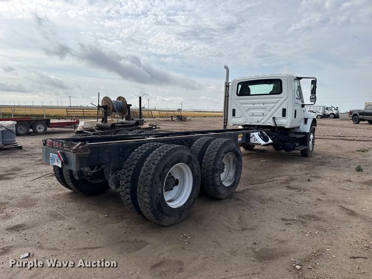 image for item FB6726 2007 International 7400 truck cab and chassis