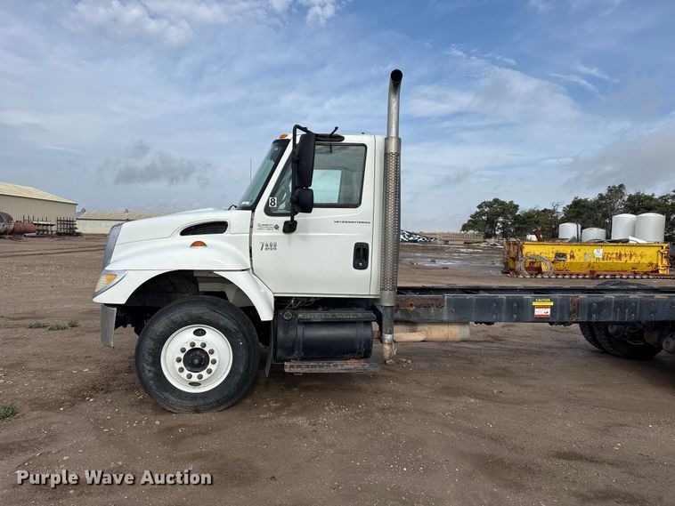 image for item FB6726 2007 International 7400 truck cab and chassis