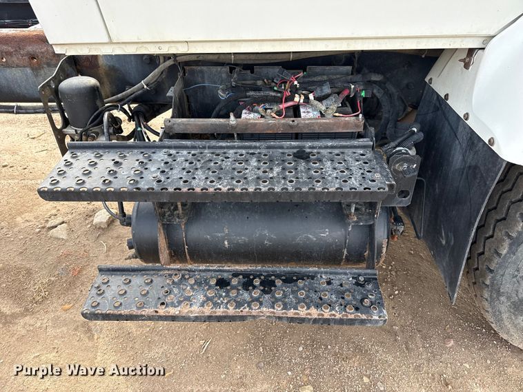 image for item FB6726 2007 International 7400 truck cab and chassis