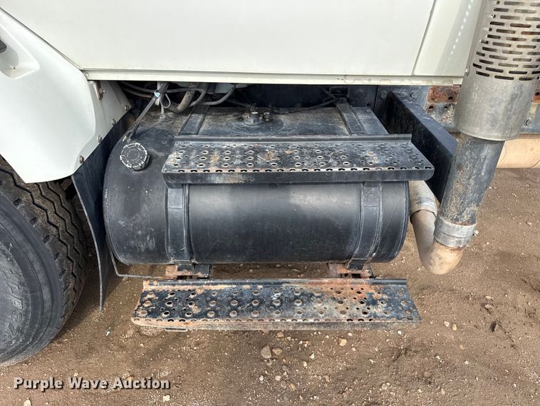image for item FB6726 2007 International 7400 truck cab and chassis