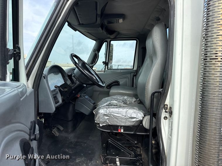 image for item FB6726 2007 International 7400 truck cab and chassis