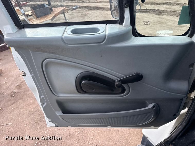 image for item FB6726 2007 International 7400 truck cab and chassis