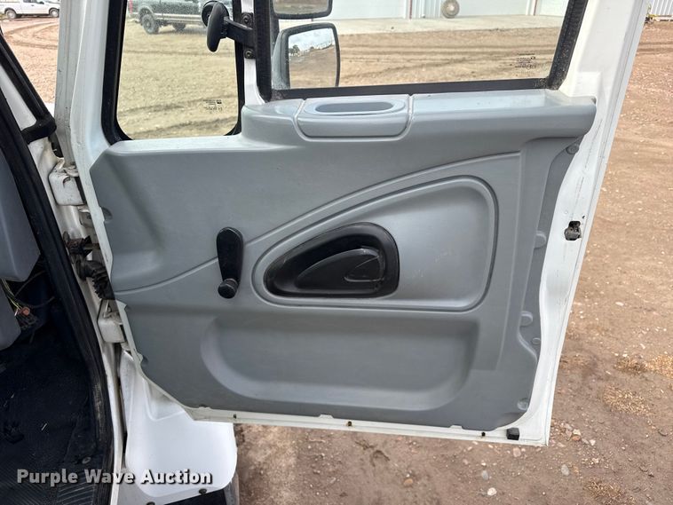 image for item FB6726 2007 International 7400 truck cab and chassis
