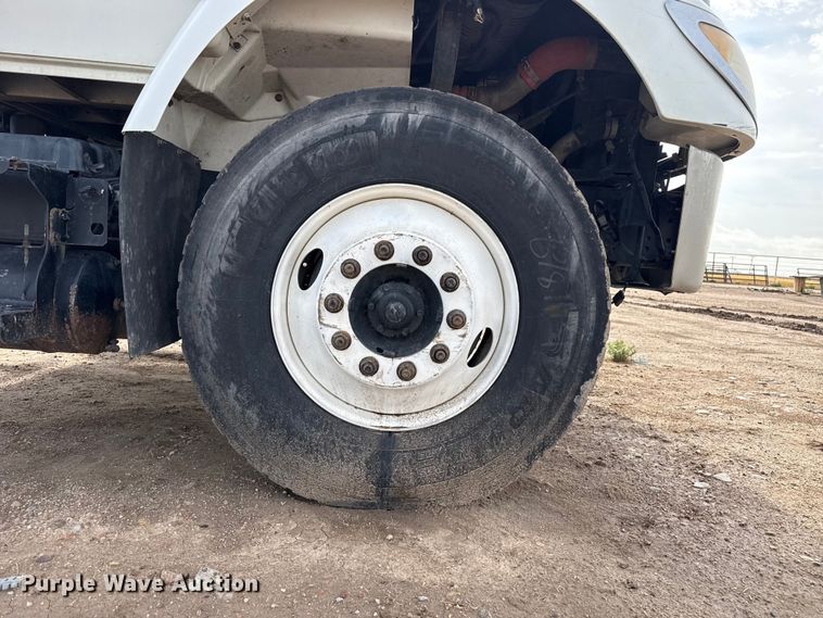 image for item FB6726 2007 International 7400 truck cab and chassis