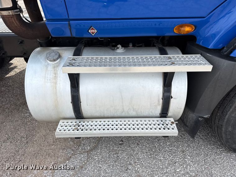 image for item FB6728 2010 International Prostar Premium semi truck