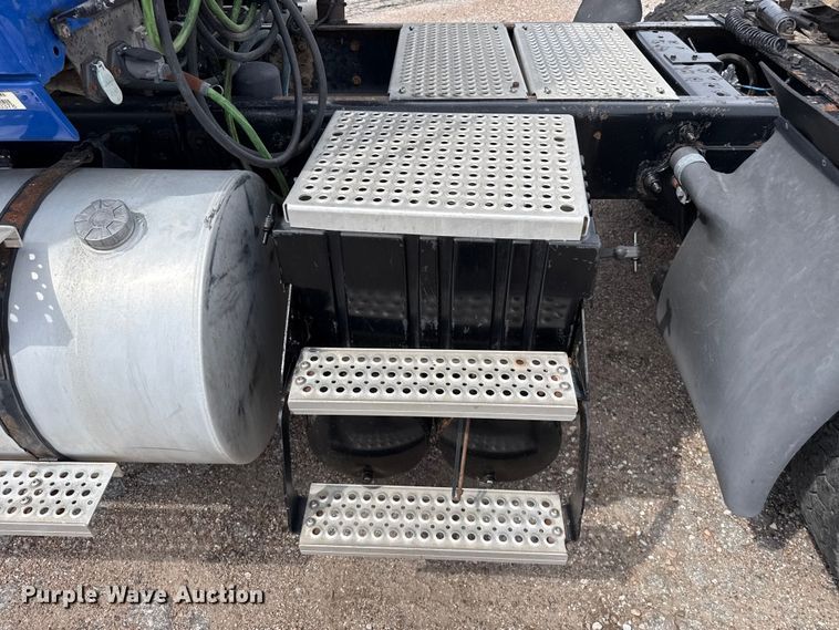 image for item FB6728 2010 International Prostar Premium semi truck