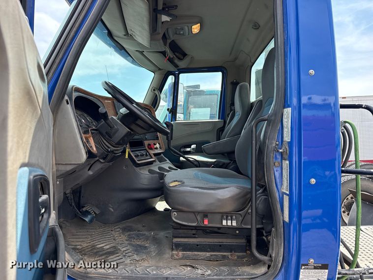 image for item FB6728 2010 International Prostar Premium semi truck