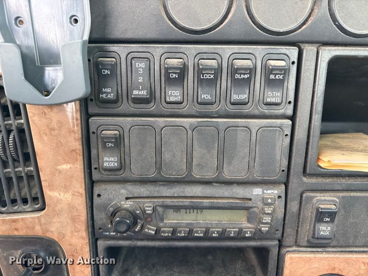 image for item FB6728 2010 International Prostar Premium semi truck