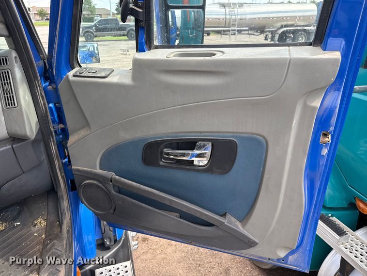 image for item FB6728 2010 International Prostar Premium semi truck