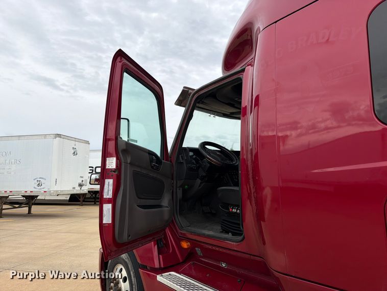 image for item FB7457 2019 International LT625 semi truck