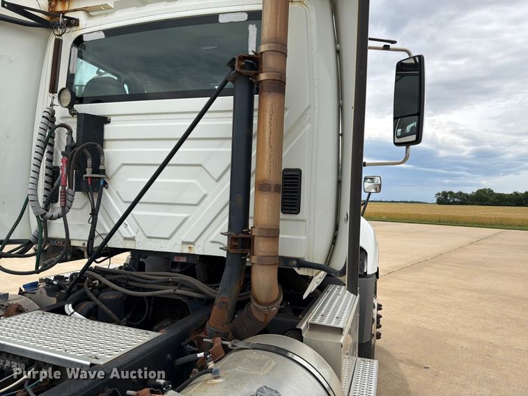 image for item FB7459 2013 International LF687 semi truck