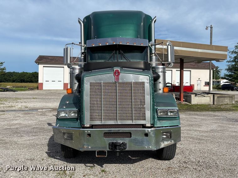 image for item FC1632 2003 Kenworth T800 semi truck
