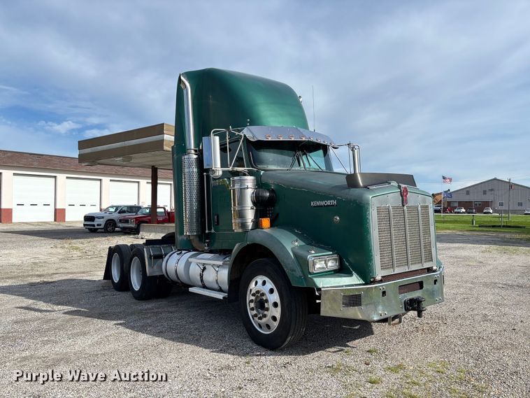 image for item FC1632 2003 Kenworth T800 semi truck