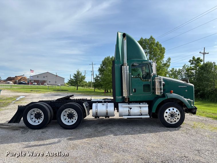 image for item FC1632 2003 Kenworth T800 semi truck