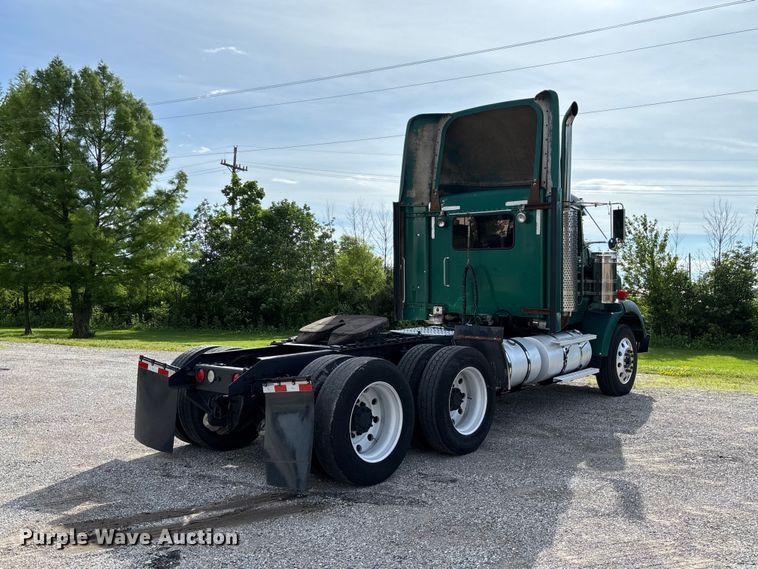 image for item FC1632 2003 Kenworth T800 semi truck