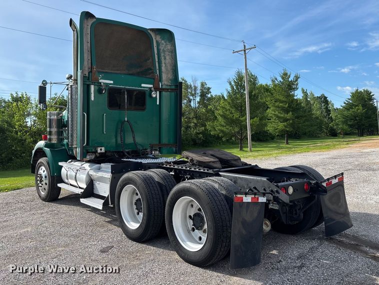 image for item FC1632 2003 Kenworth T800 semi truck
