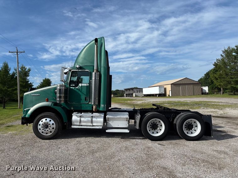 image for item FC1632 2003 Kenworth T800 semi truck