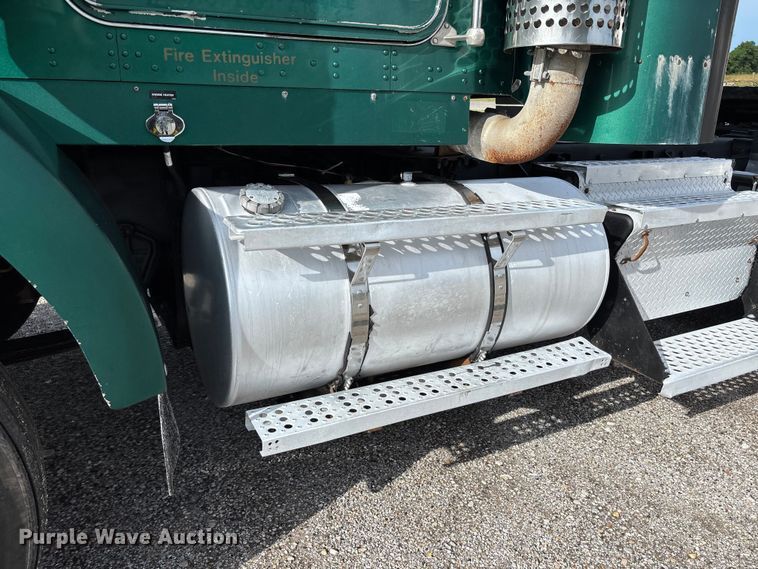 image for item FC1632 2003 Kenworth T800 semi truck