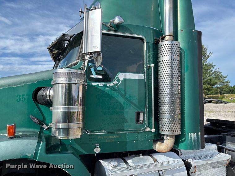 image for item FC1632 2003 Kenworth T800 semi truck