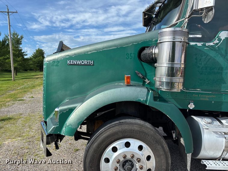image for item FC1632 2003 Kenworth T800 semi truck