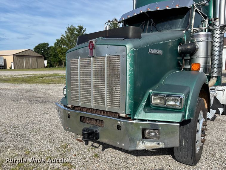 image for item FC1632 2003 Kenworth T800 semi truck