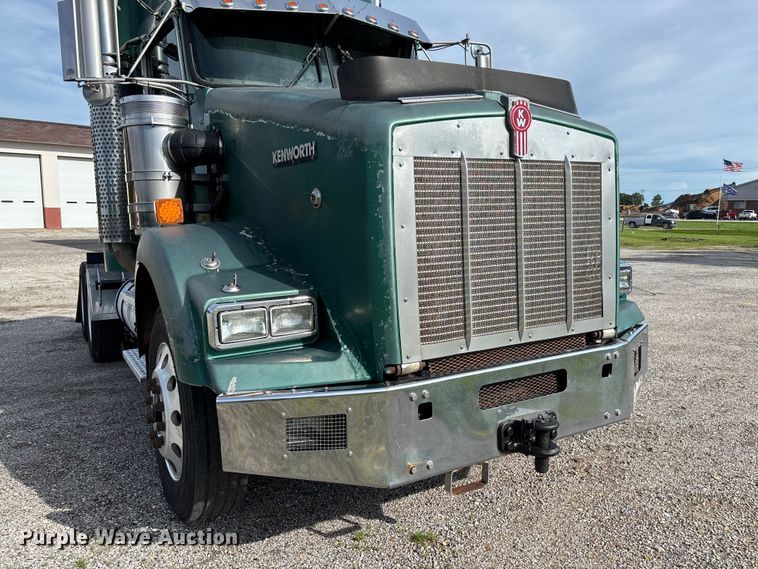 image for item FC1632 2003 Kenworth T800 semi truck