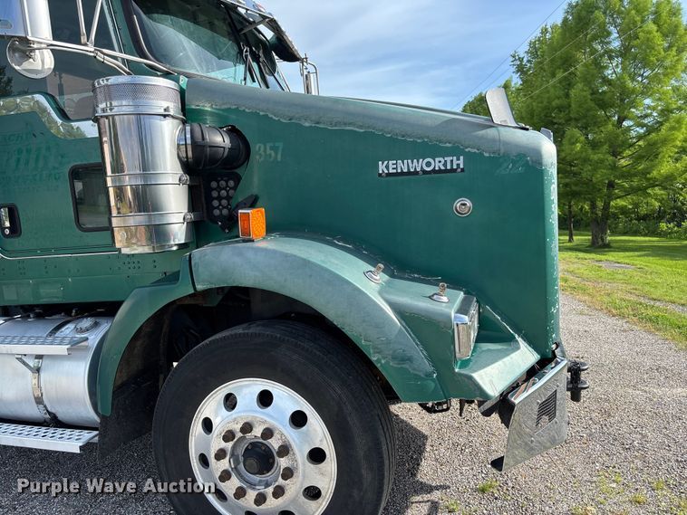 image for item FC1632 2003 Kenworth T800 semi truck