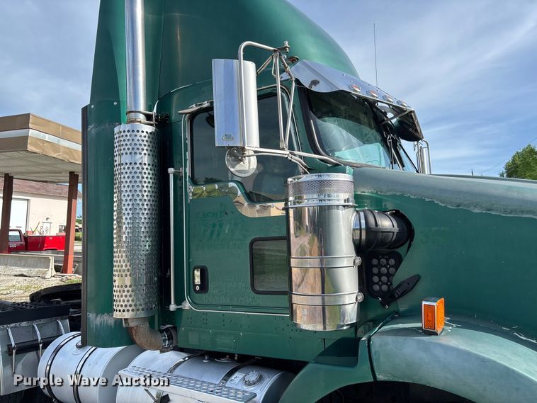 image for item FC1632 2003 Kenworth T800 semi truck