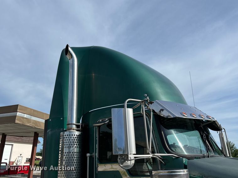 image for item FC1632 2003 Kenworth T800 semi truck