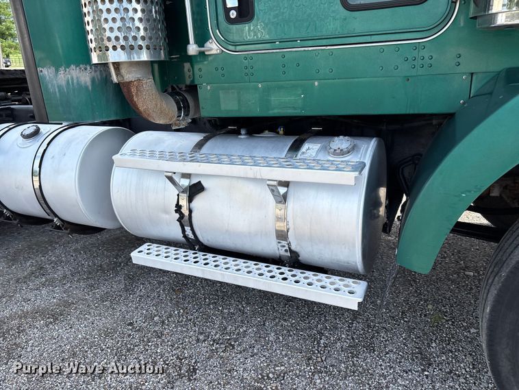 image for item FC1632 2003 Kenworth T800 semi truck