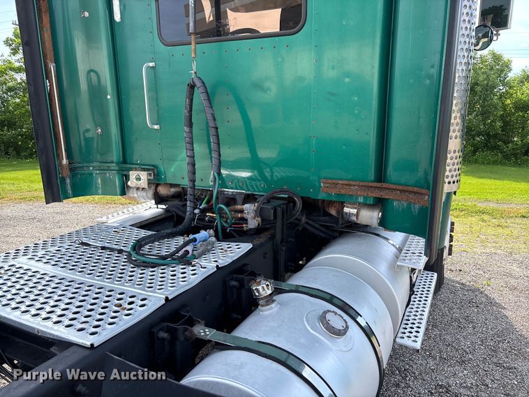 image for item FC1632 2003 Kenworth T800 semi truck