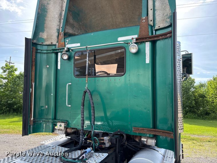 image for item FC1632 2003 Kenworth T800 semi truck