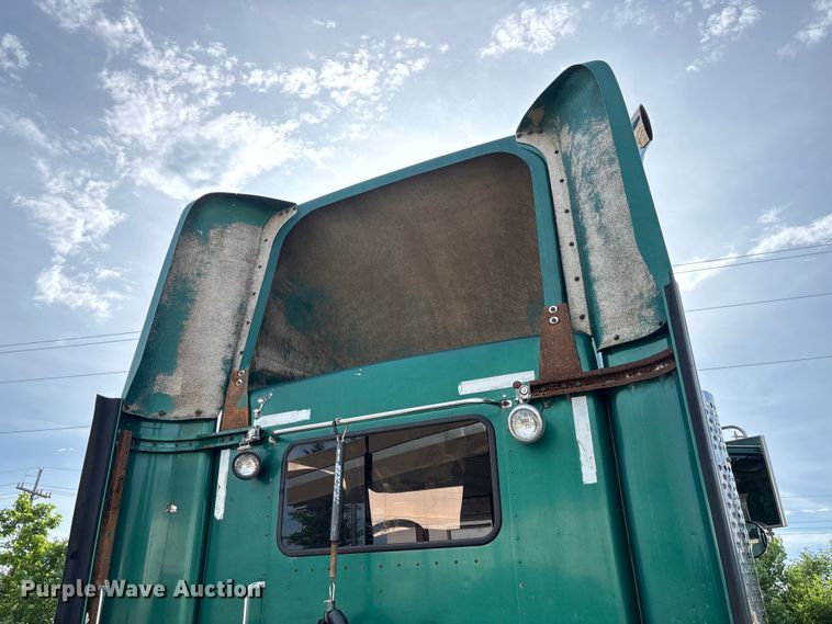 image for item FC1632 2003 Kenworth T800 semi truck