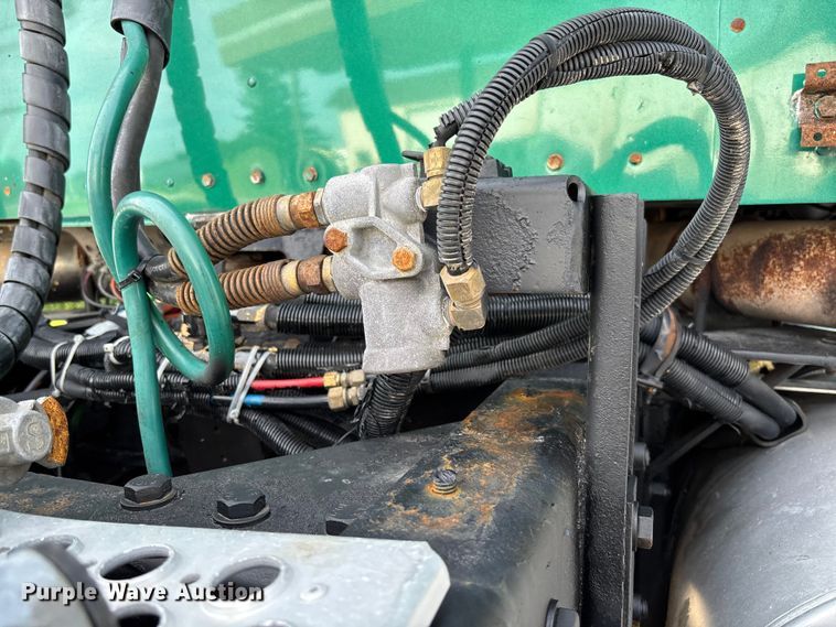 image for item FC1632 2003 Kenworth T800 semi truck