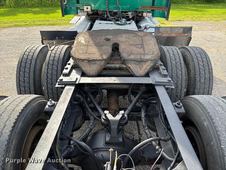 image for item FC1632 2003 Kenworth T800 semi truck