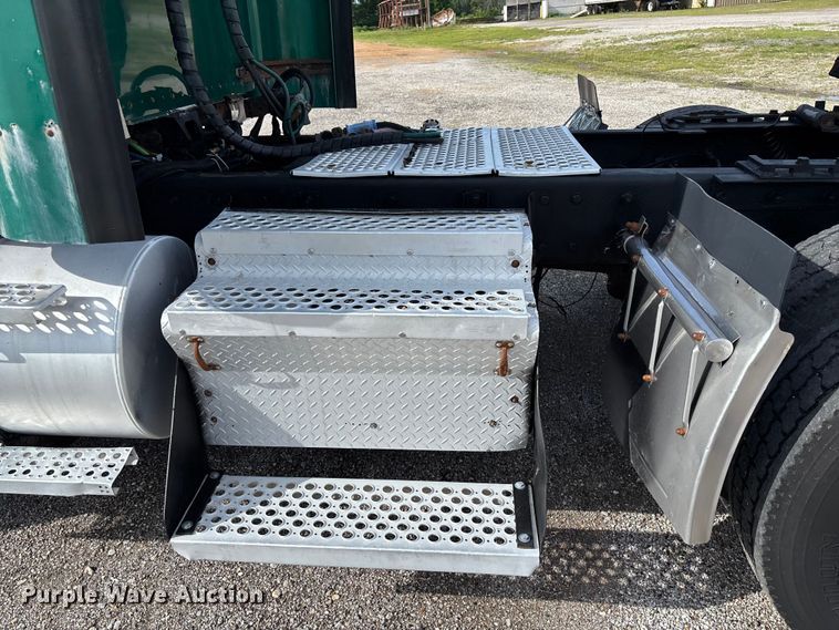 image for item FC1632 2003 Kenworth T800 semi truck