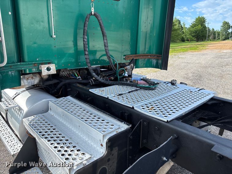 image for item FC1632 2003 Kenworth T800 semi truck