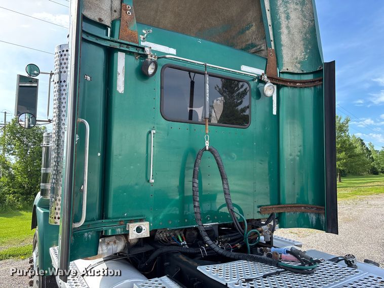 image for item FC1632 2003 Kenworth T800 semi truck