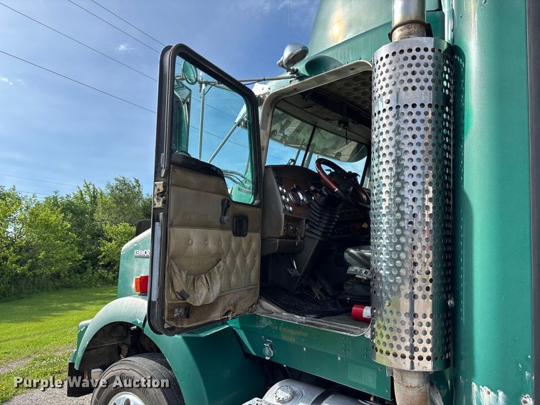 image for item FC1632 2003 Kenworth T800 semi truck