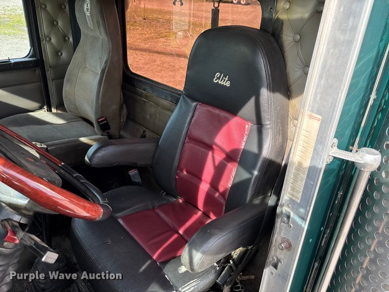 image for item FC1632 2003 Kenworth T800 semi truck