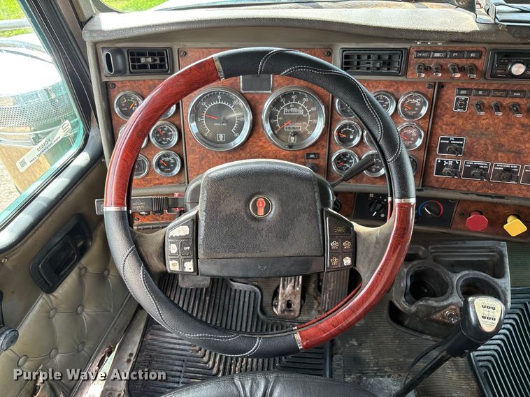 image for item FC1632 2003 Kenworth T800 semi truck