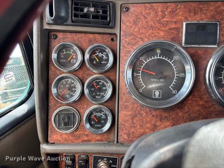 image for item FC1632 2003 Kenworth T800 semi truck