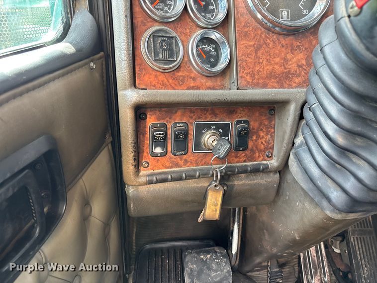 image for item FC1632 2003 Kenworth T800 semi truck