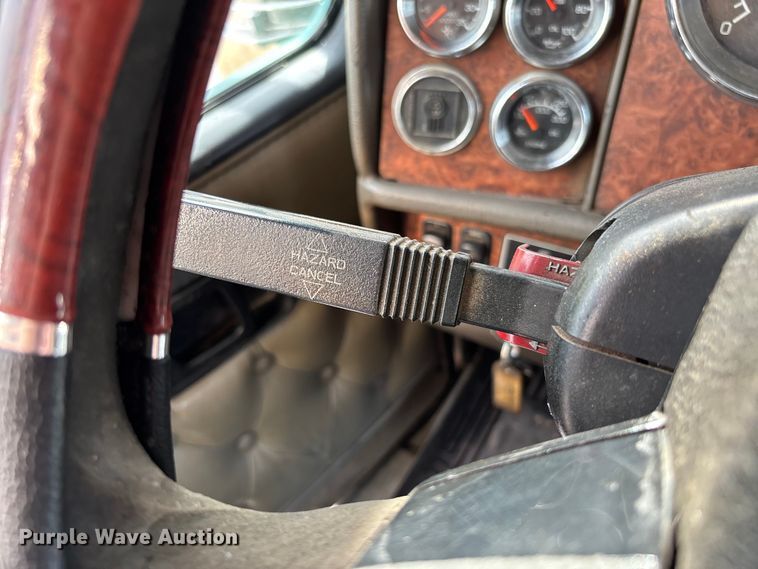image for item FC1632 2003 Kenworth T800 semi truck
