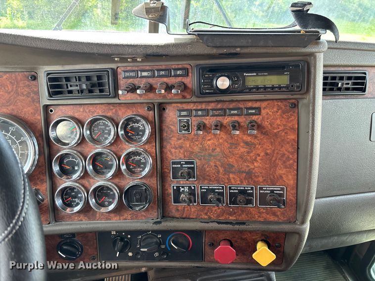image for item FC1632 2003 Kenworth T800 semi truck