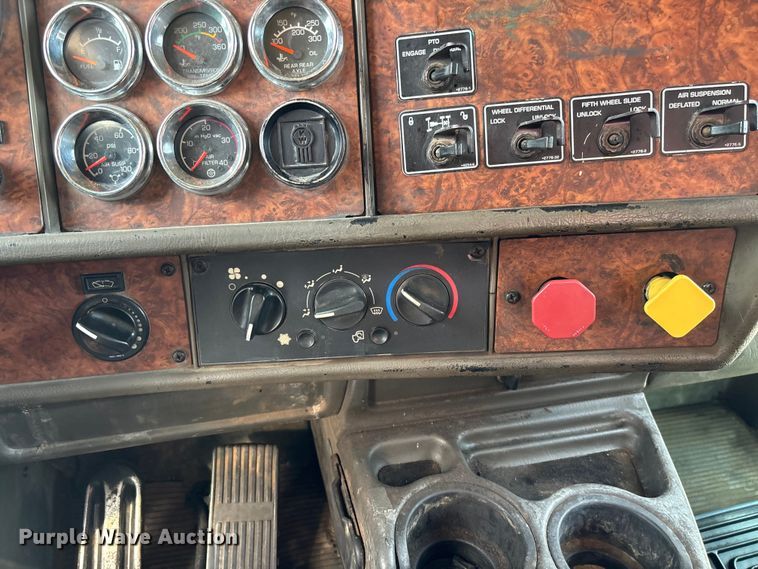 image for item FC1632 2003 Kenworth T800 semi truck